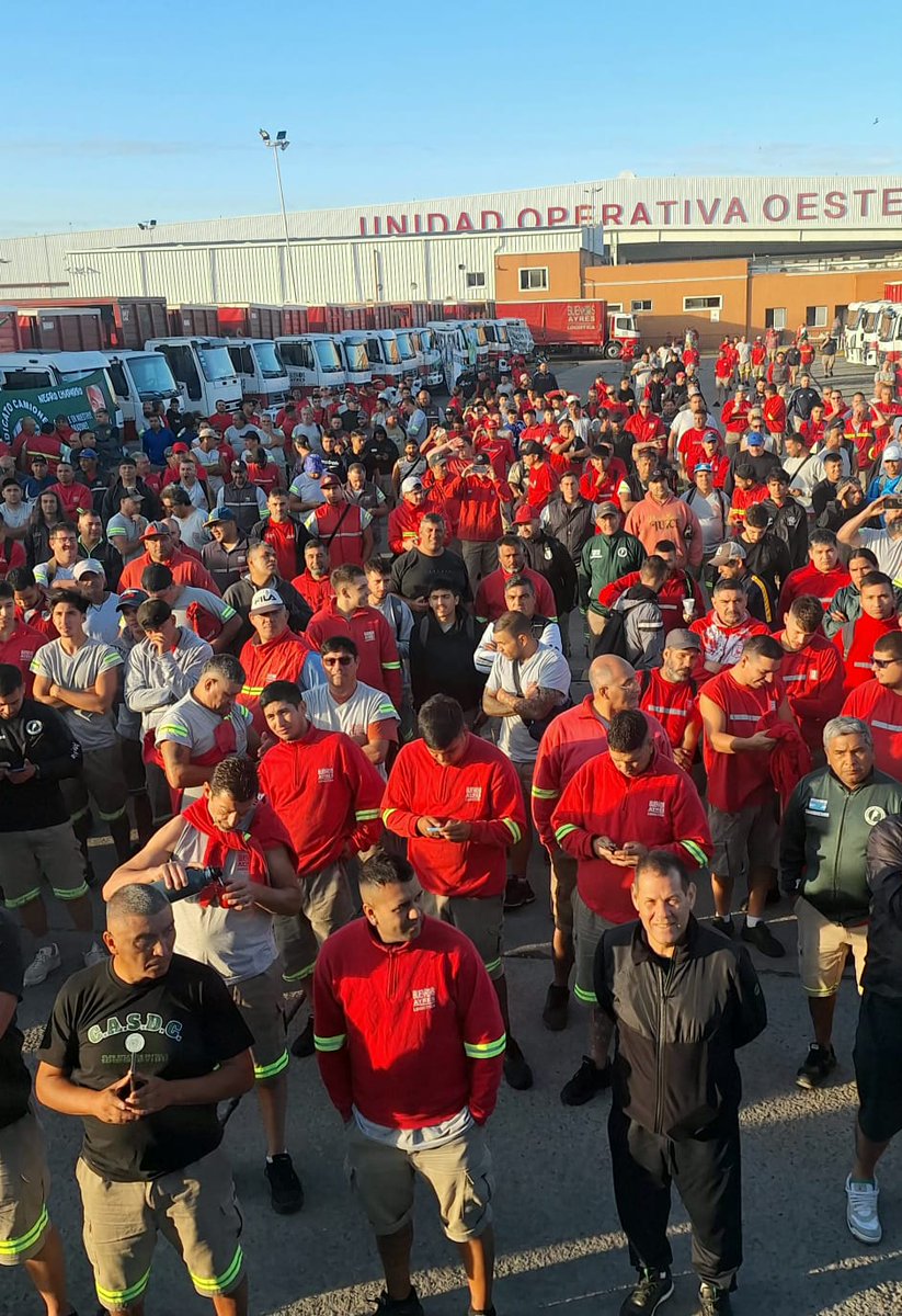 FabianWaldman's tweet photo. 🚨Paro en CocaCola de Camioneros impulsado por el sector de Pablo Moyano a horas de la reunión de la CGT y días de tratarse la reforma laboral-
Son 1.500 trabajadores 
Efectivización de los contratados
Mejoras en el presentismo 
Incorporacion de trabajadores en el trabajo nocturno.