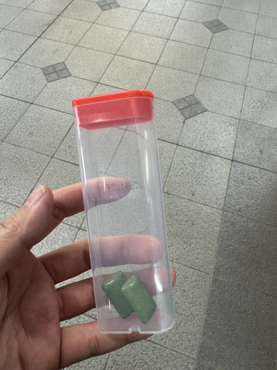 チョコベビーの空箱にミントガム入れると
チョコミントの味になるのは有名な話なのでしょうか
びっくりした