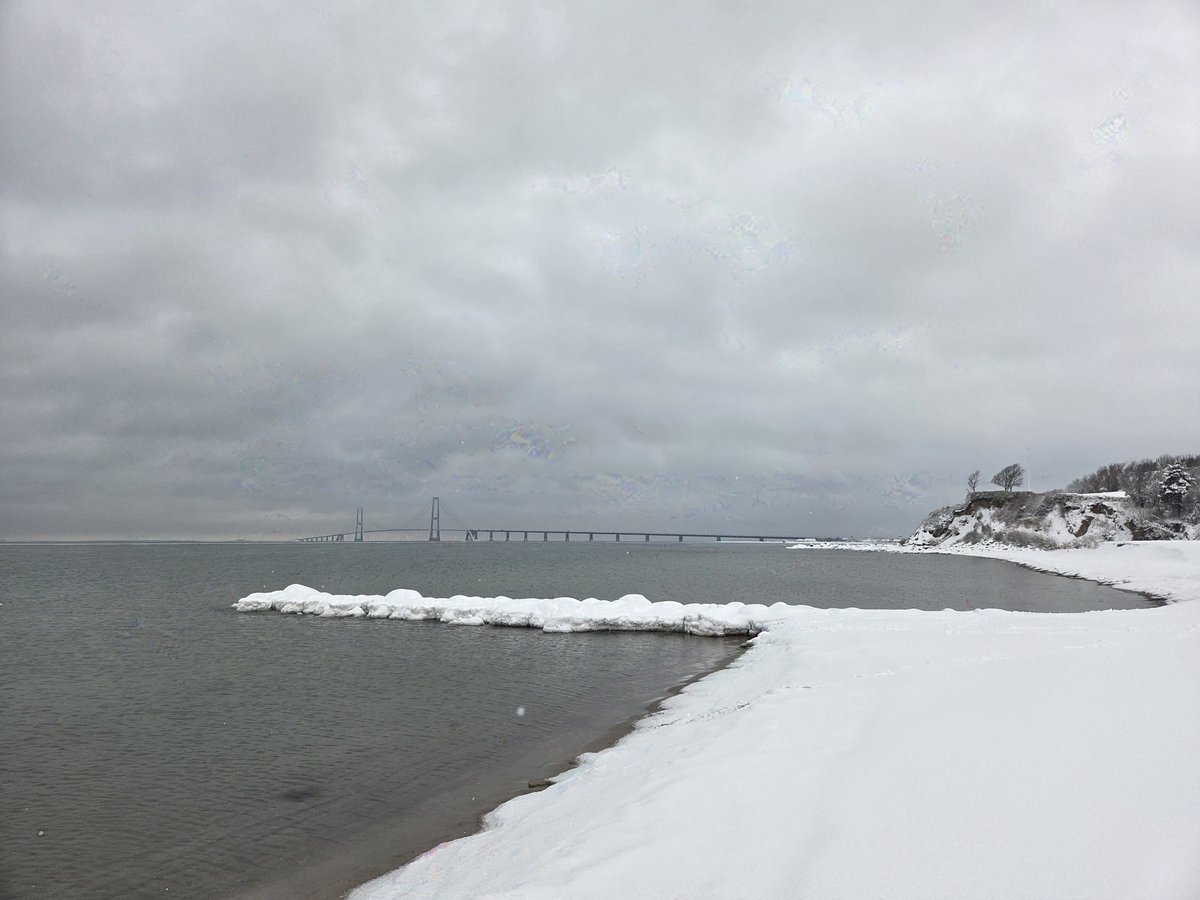 Leo_NOORPOL's tweet photo. With all this snow I no longer get sand in my shoes after going to the beach 😁👍

They should make sandals for snowy weather though. I kept slipping.

I also haven't been swimming since New Years due to a piercing healing. So it was great being back at it again 💙 https://t.co/KHXL3azfPF