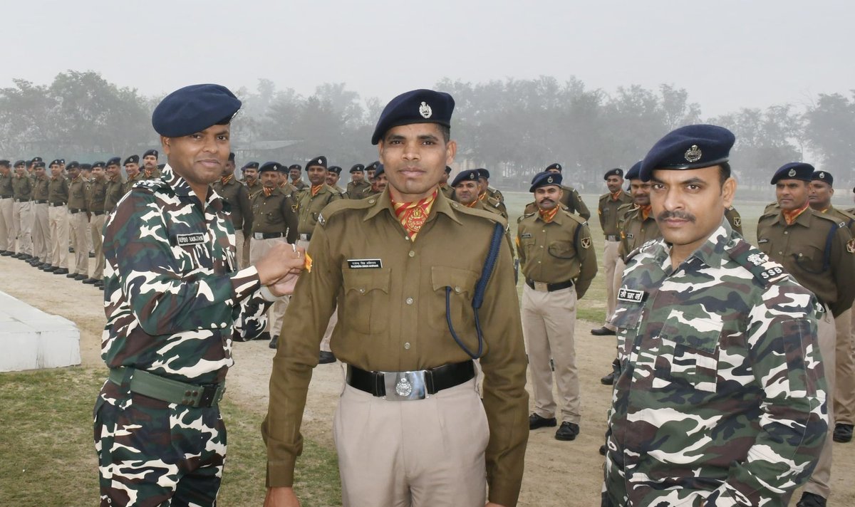 9BnSSB_INDIA's tweet photo. “सम्मान बढ़ाए मनोबल, मनोबल बढ़ाए शक्ति” 
बल मुख्यालय के आदेशानुसार श्री कुमुद रंजन, द्वितीय कमान अधिकारी द्वारा MACP प्राप्त “आरक्षी” कार्मिकों को “सीनियर कांस्टेबल”रैंक से अलंकृत कर हार्दिक बधाई एवं शुभकामनाएँ दी गईं।
#SSB_INDIA
#SSBFTRLUCKNOW
#SSBSHQGKP
#MACP
#SeniorConstable https://t.co/aqcodduNNF