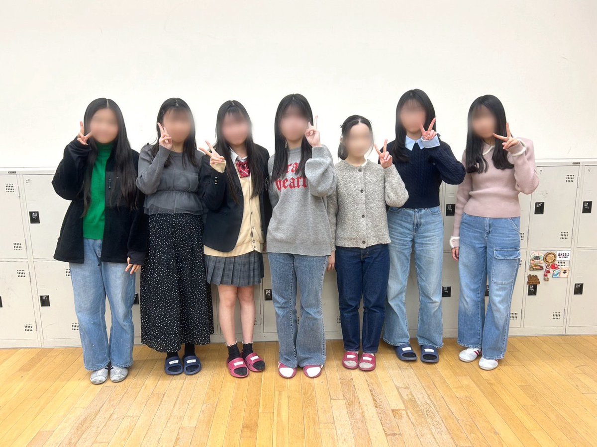 DKMC__official's tweet photo. 【定演まで残り2日⭐️】
今日の写真は2ndパート！あと2日なのでピースしてくれました✌️2ndにもピッタリ！
マンドリンパートの中でも2ndはメロディやハモリを担当します✨
2ndの綺麗な音色をお楽しみください🎶 https://t.co/61iCl6Pz1N