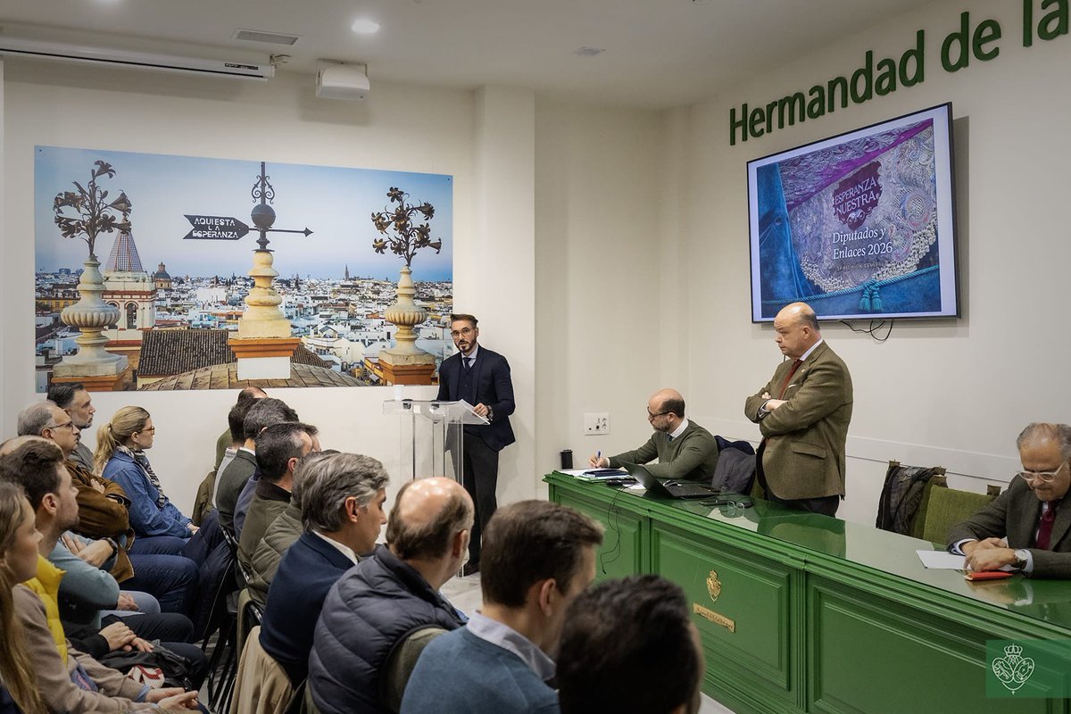 Hdad_Macarena's tweet photo. 🟣 DIPUTADOS | La Hermandad de la Macarena ha celebrado la primera reunión general del Cuerpo de Diputados, un encuentro dirigido por el nuevo Diputado Mayor de Gobierno, NHD José Antonio Peñalosa, que marca el punto de partida para la organización de nuestra Estación de Penitencia.

🔗 https://t.co/GMNc4XmGS2

Previamente, los más de cien hermanos —diputados y enlaces— que conforman este cuerpo, un grupo diverso en edad y experiencia, pero unido por un mismo compromiso, se pusieron en presencia de Nuestro Padre Jesús de la Sentencia durante su traslado al Altar Mayor, encomendando así las labores y responsabilidades que desempeñarán durante los próximos meses.

Comienza un periodo de intenso trabajo para garantizar que la cofradía discurra con el orden y solemnidad que caracteriza a la Hermandad de la Macarena. Gracias a todos por vuestra disponibilidad y entrega.

Que nuestros amantísimos titulares guíen vuestros pasos.

📸 @YUSTEfotos