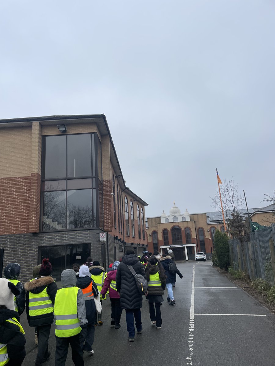 MountStewartSch's tweet photo. On Tuesday, Year 4 went to the Brent Sikh Centre as part of our RE unit this term. We experienced Sikh seva by having a drink in the langar and were able to see the Guru Granth Sahib up close! #tmssyear4 #tmssre https://t.co/Rn8vzQE9lu