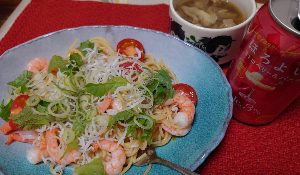 ari21ani's tweet photo. 今からよるごはん😃
しらすなど入れたパスタ
味付けはめんつゆ、バター、梅
見た目はおいしそうだけど、梅はいらなかったかな🤣
ほろよい期間限定ストロベリー🍓＆バニラと。

#よるごはん
#おうちごはん
#晩酌 https://t.co/HRwcFkrYRA