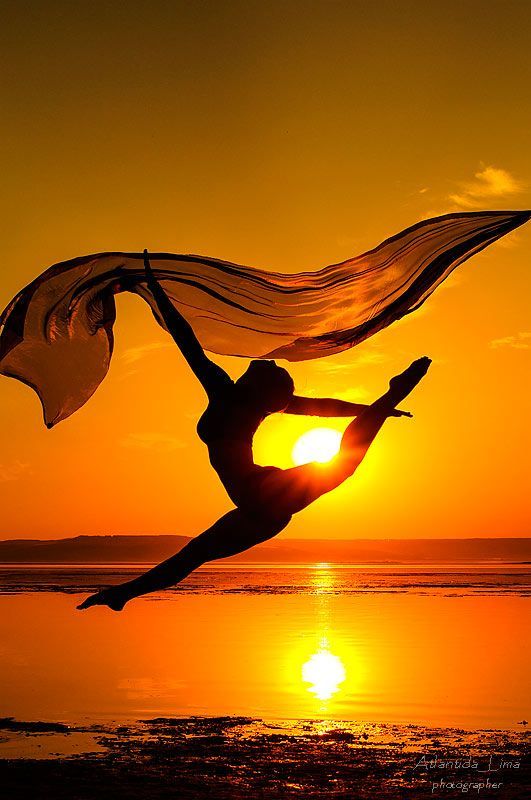 SMawenzi's tweet image. Her silhouette twirled in the #sublime
of the amber hues.

@10wordspoet
#10wordspoet