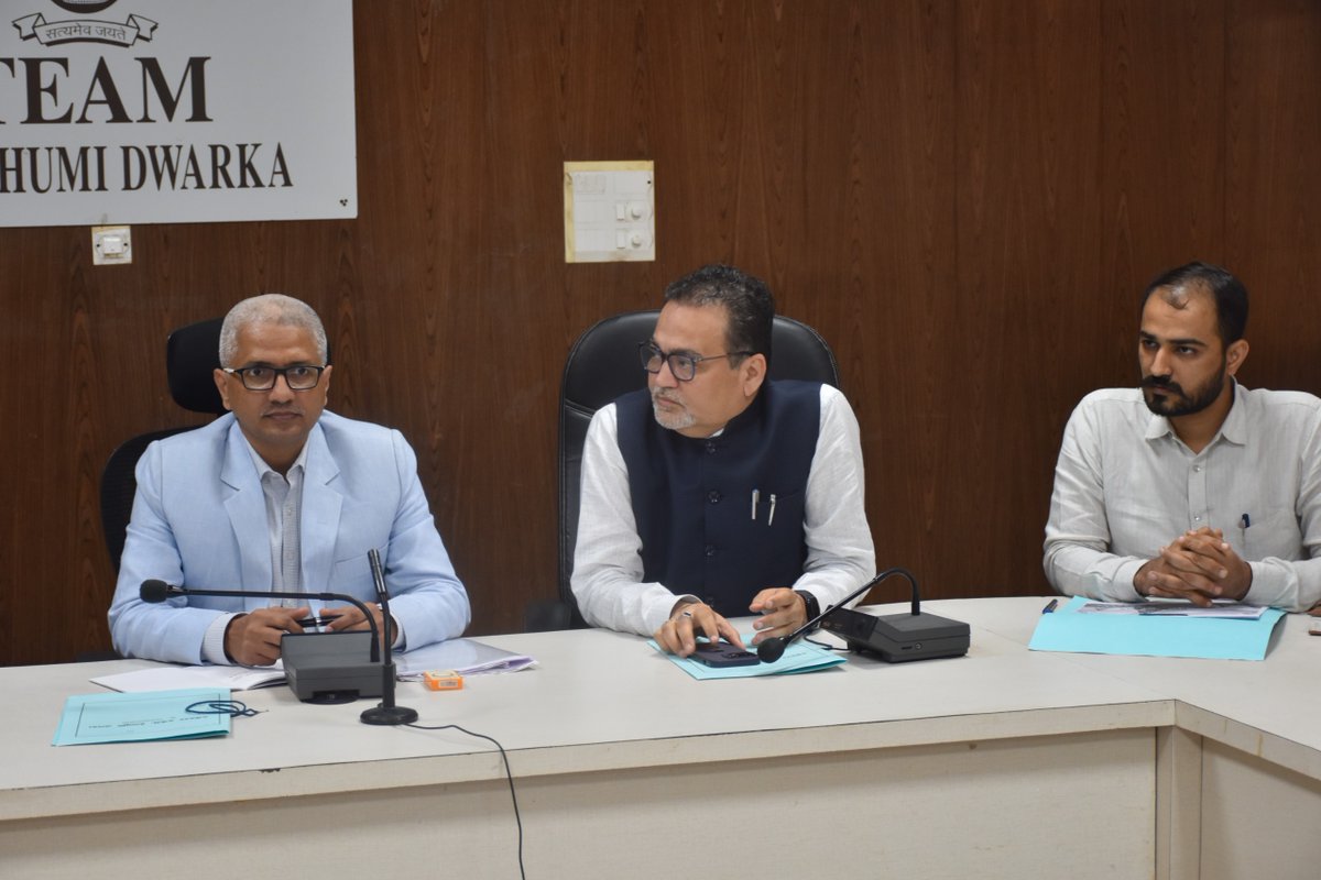 આજરોજ ભારતનાં ચૂંટણીપંચ તરફથી નિયુક્ત સ્પેશિયલ રોલ ઓબ્ઝર્વરશ્રી દ્વારા જિલ્લાના તમામ EROશ્રીઓ અને AEROશ્રીઓ સાથે SIR-2026 કામગીરી સંદર્ભે રીવ્યુ બેઠક કરવામાં આવી. #SIR2026 <a href="/CEOGujarat/">Chief Electoral Officer, Gujarat</a> <a href="/ECISVEEP/">Election Commission of India</a> <a href="/COLLECTORDWK/">Collector Devbhumi Dwarka</a> <a href="/InfoDwarkaGOG/">Info DevbhumiDwarka GOG</a> #eci #ceogujarat #GujaratElectioncommision #Gujceo