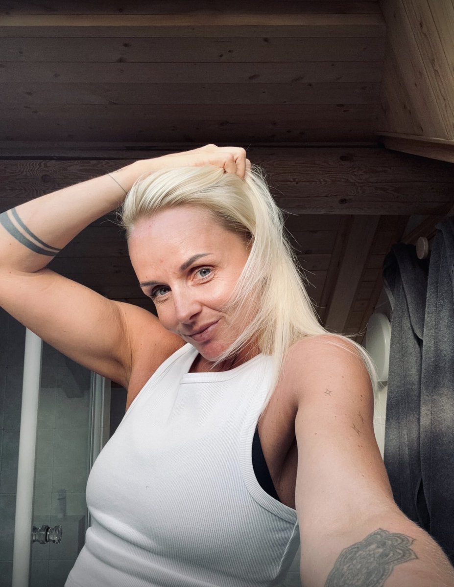 Unglaublich, wie viele Komplimente ich von jungen Kerlen bekomme...  
Findet ihr mich wirklich heiß? ❤️