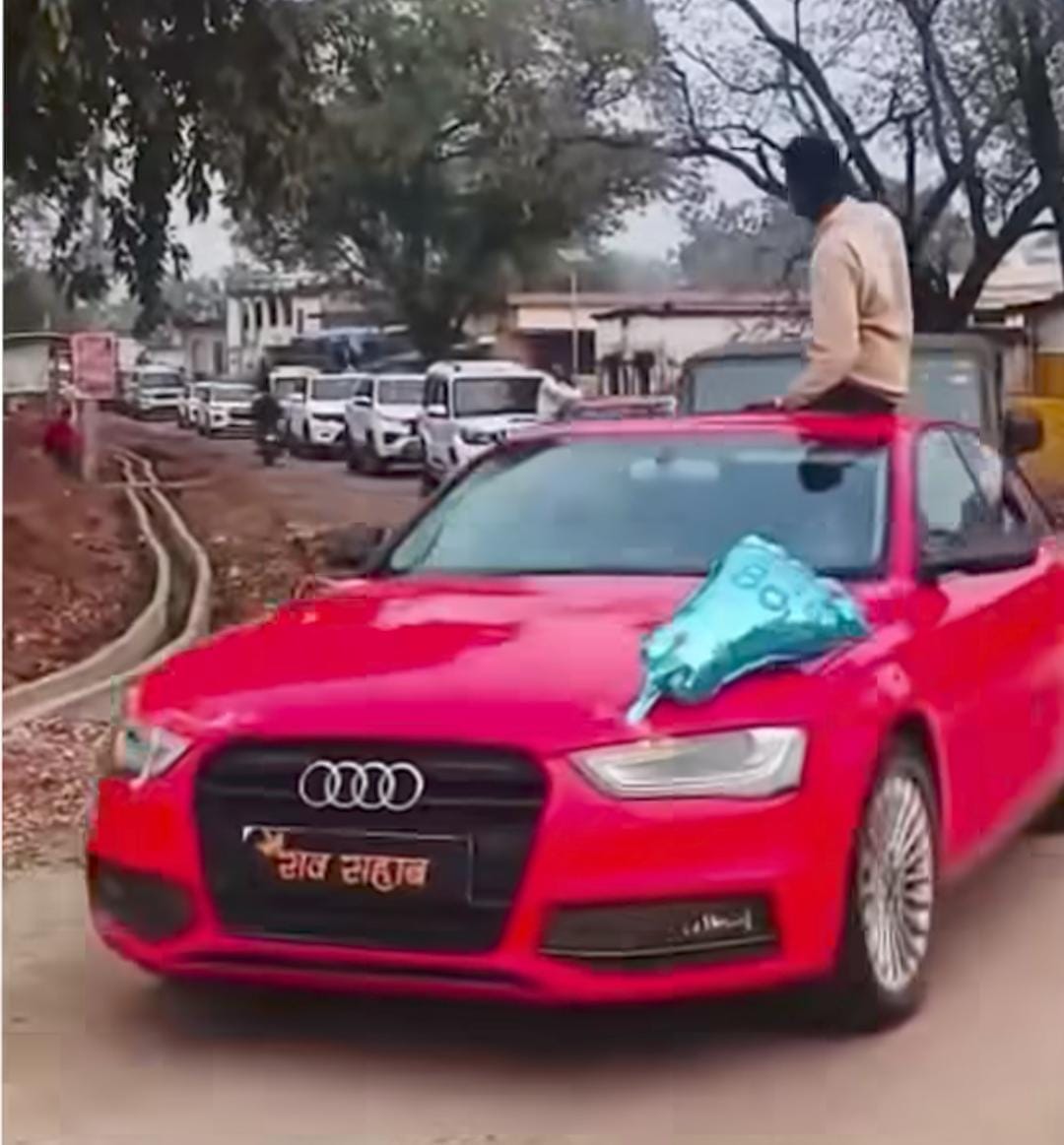 ग्राम पंचायत चुनाव प्रचार के रुझान अभी से आने शुरू हो गए हैं😄

प्रधान पद प्रत्याशी अभिषेक यादव का शक्ति प्रदर्शन देखकर विधायक क्या सांसद भी सोच में पड़ जाएंगे।

अभिषेक यादव यूपी के झांसी जिला के रहने वाले है और अपनी ग्राम पंचायत राजापुर से प्रधान पद प्रत्याशी हैं।

अभिषेक यादव