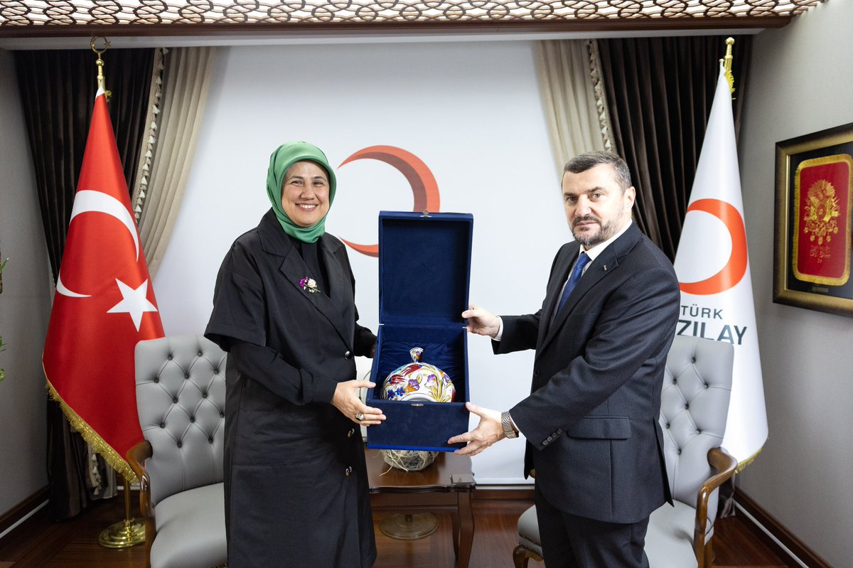 kemalerguen's tweet photo. @Kizilay Genel Başkanı Sayın Prof. Dr. @FatmaMericYlmaz hanım’a nezaket ziyaretinde bulunduk. Toplumsal dayanışma ve gönüllülük anlayışı üzerine verimli bir görüşme gerçekleştirdik. Kendilerine misafirperverliklerinden ötürü teşekkür eder, çalışmalarında başarılar dilerim. https://t.co/BlyDX1bREu