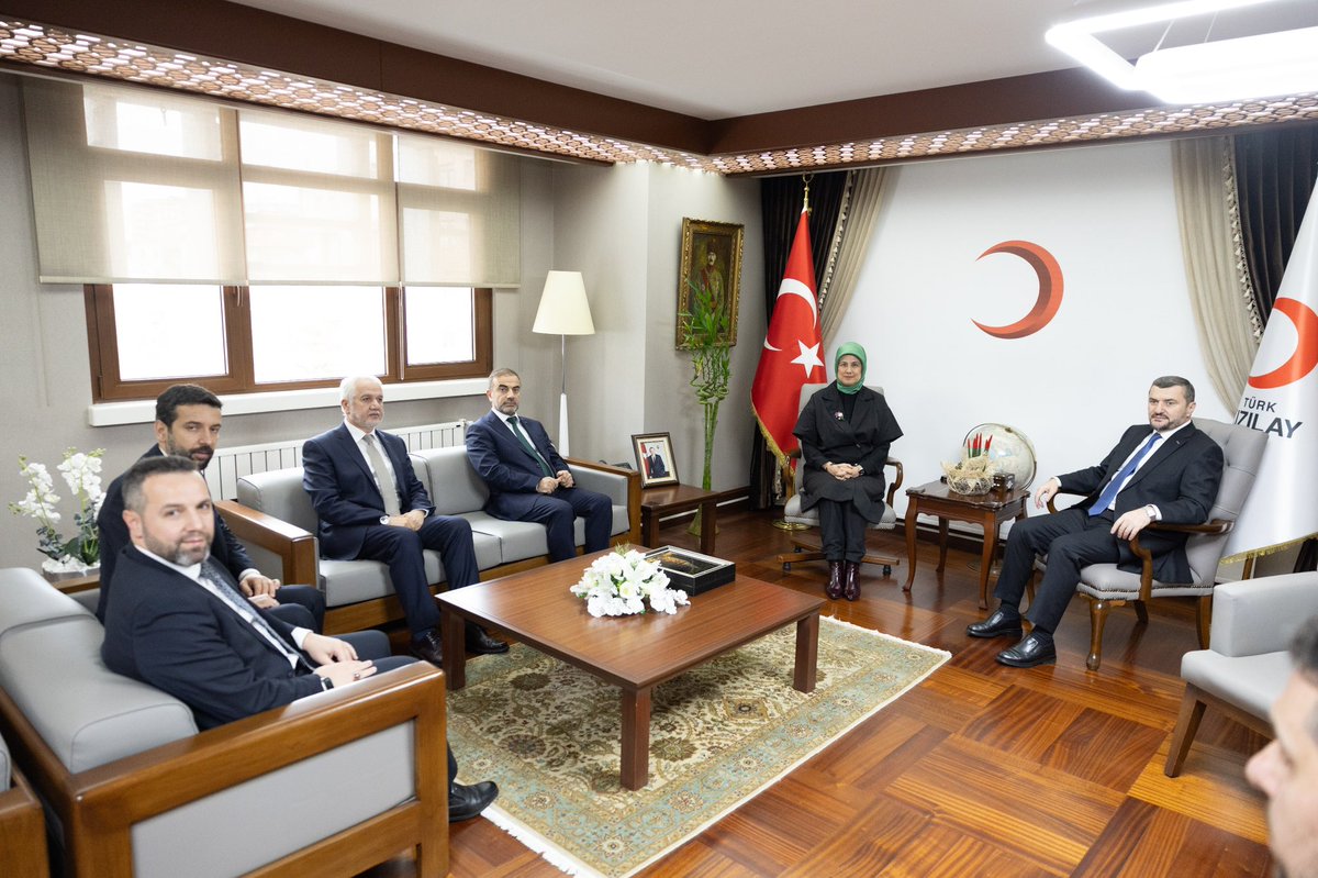 kemalerguen's tweet photo. @Kizilay Genel Başkanı Sayın Prof. Dr. @FatmaMericYlmaz hanım’a nezaket ziyaretinde bulunduk. Toplumsal dayanışma ve gönüllülük anlayışı üzerine verimli bir görüşme gerçekleştirdik. Kendilerine misafirperverliklerinden ötürü teşekkür eder, çalışmalarında başarılar dilerim. https://t.co/BlyDX1bREu