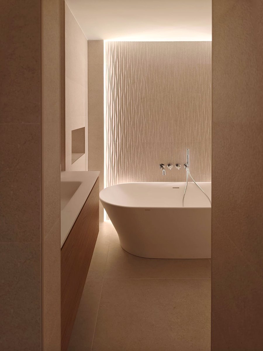 BigmatFontecha's tweet photo. A la hora de reformar un baño, lo importante es cómo te hace sentir 😮‍💨
Espacios que respiran calma... los detalles bien pensados ganan funcionalidad sin restar belleza y los muebles aportan ligereza. La cerámica envuelve, la madera equilibra y la luz realza cada textura. https://t.co/1U2ybnXgwT