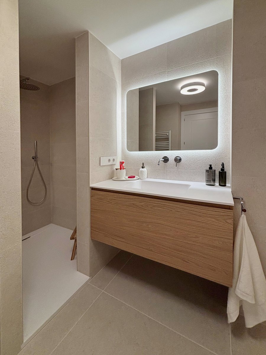 BigmatFontecha's tweet photo. A la hora de reformar un baño, lo importante es cómo te hace sentir 😮‍💨
Espacios que respiran calma... los detalles bien pensados ganan funcionalidad sin restar belleza y los muebles aportan ligereza. La cerámica envuelve, la madera equilibra y la luz realza cada textura. https://t.co/1U2ybnXgwT
