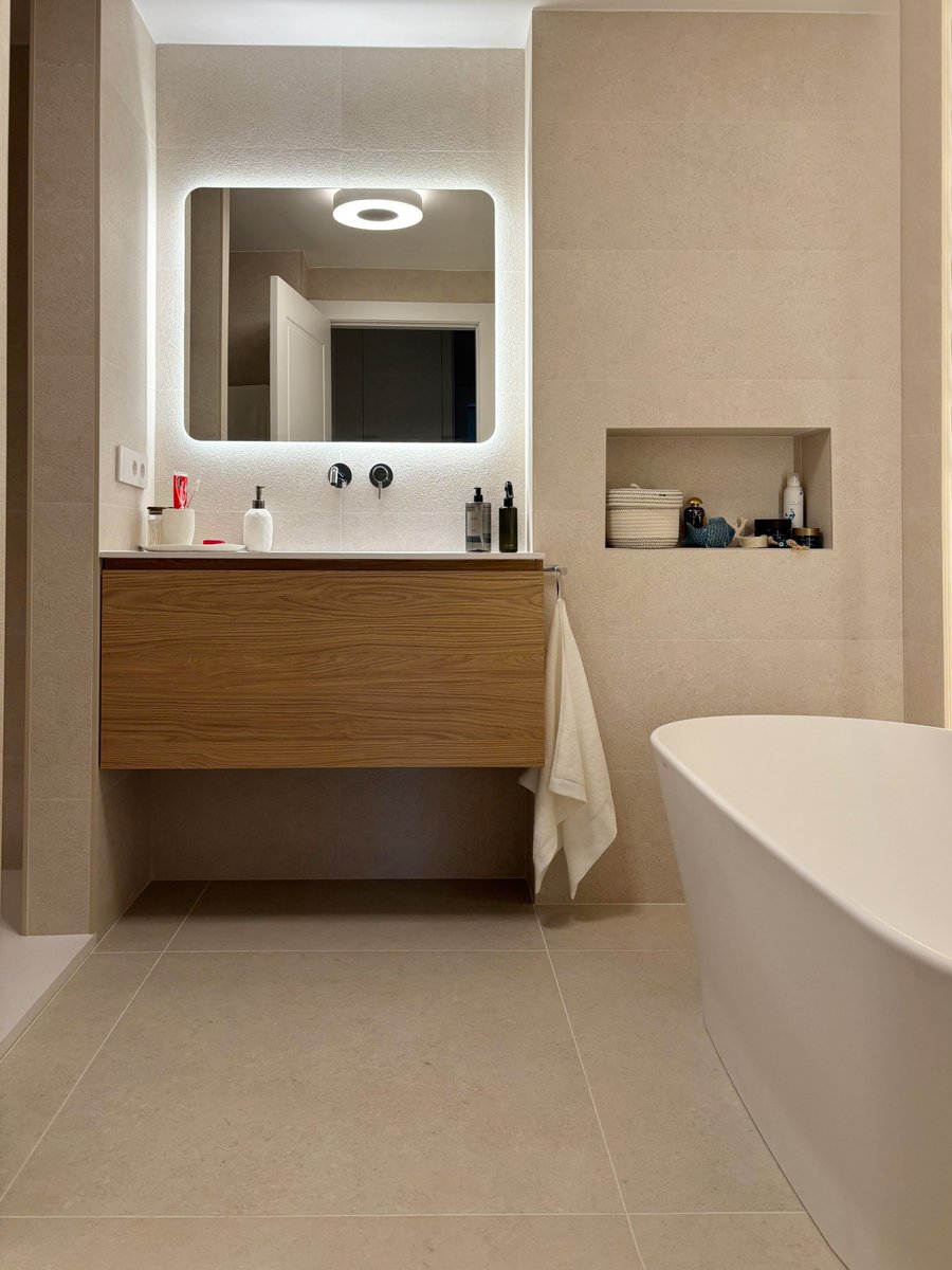 BigmatFontecha's tweet photo. A la hora de reformar un baño, lo importante es cómo te hace sentir 😮‍💨
Espacios que respiran calma... los detalles bien pensados ganan funcionalidad sin restar belleza y los muebles aportan ligereza. La cerámica envuelve, la madera equilibra y la luz realza cada textura. https://t.co/1U2ybnXgwT