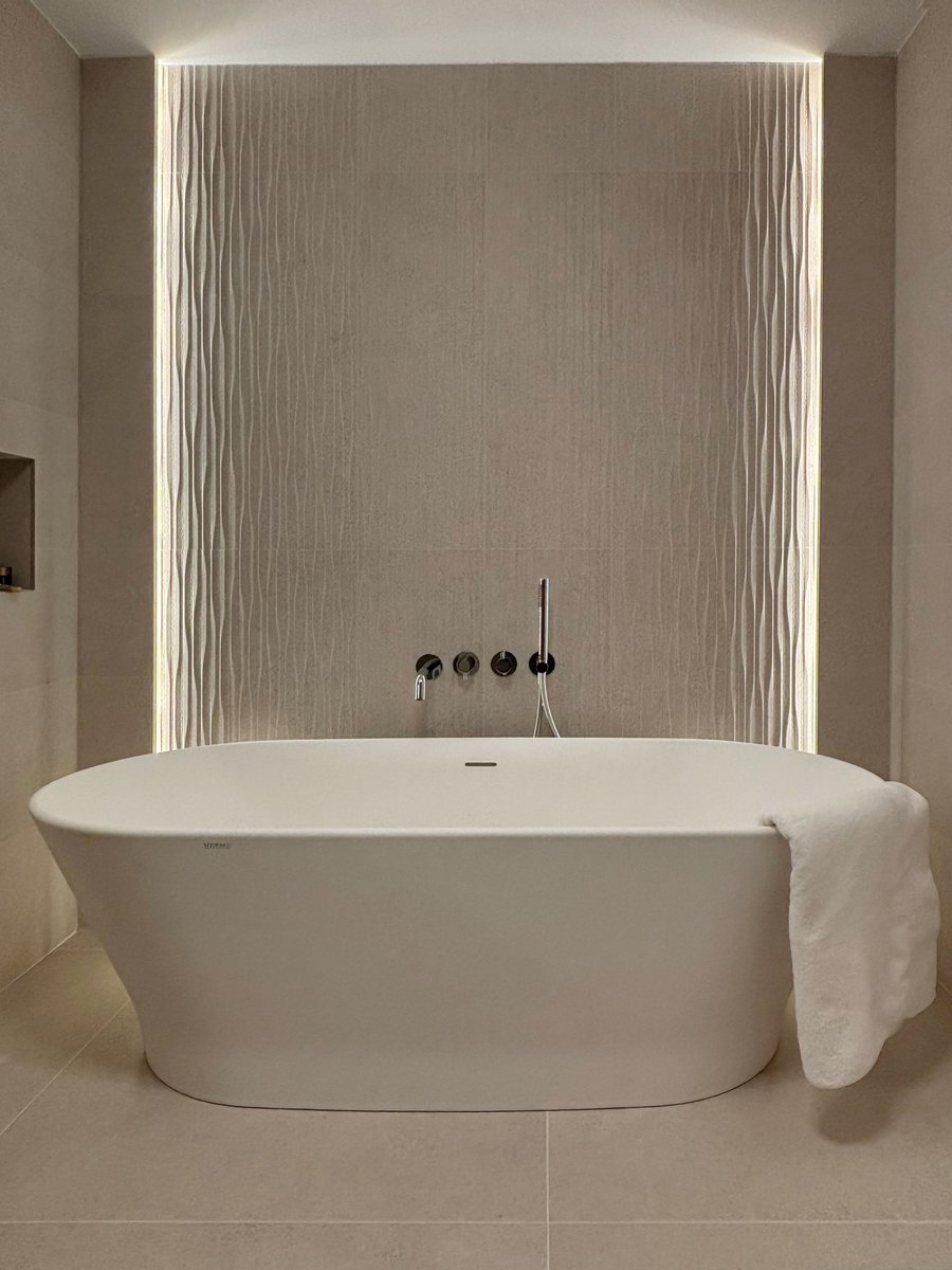 A la hora de reformar un baño, lo importante es cómo te hace sentir 😮‍💨
Espacios que respiran calma... los detalles bien pensados ganan funcionalidad sin restar belleza y los muebles aportan ligereza. La cerámica envuelve, la madera equilibra y la luz realza cada textura.