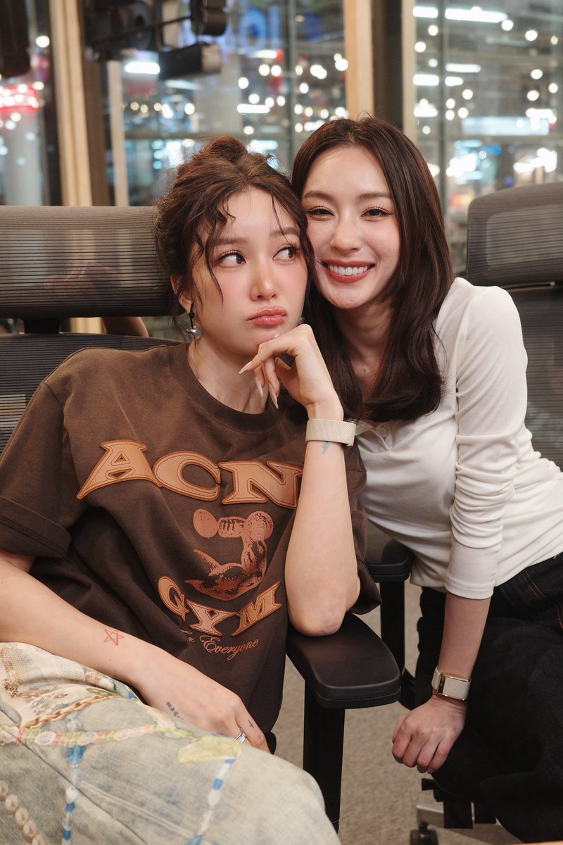 conversation_tl's tweet photo. สนุกแน่ 🤣

ENJOYJUNE FLEX 104.5
#FLEXTALKXENJOYJUNE
#ConversationThailand
#Enjoyyotdr
#Junenannirin
#EnjoyJune #เอนจอยจูน https://t.co/xh7N63VLn7