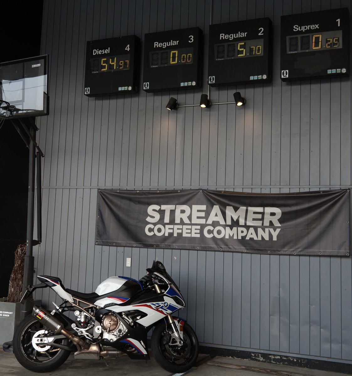 ここは…ガソスタバ☕