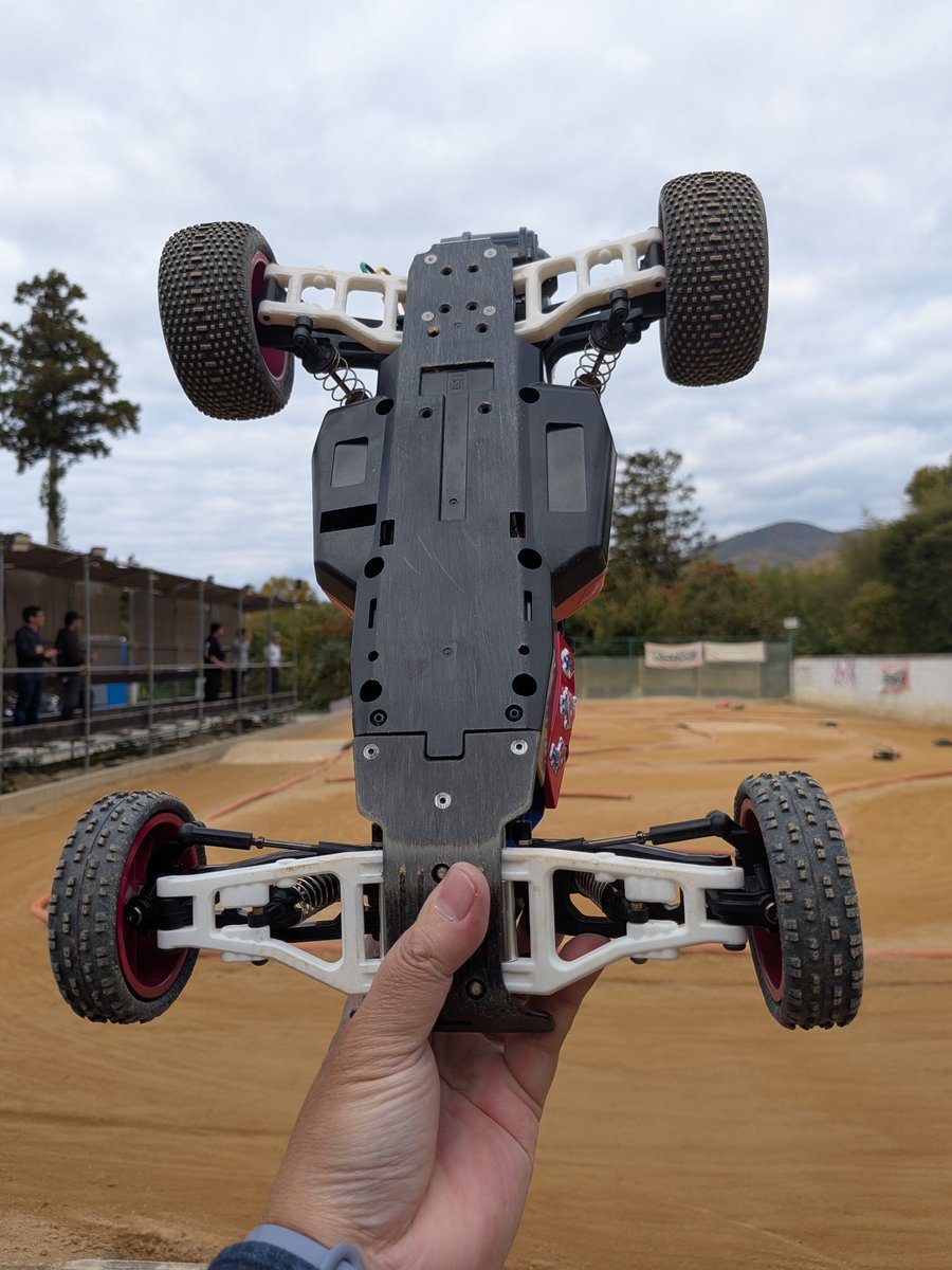 DT04に付けてます👍 チラリと見える白いアームがVintage RC10っぽくて