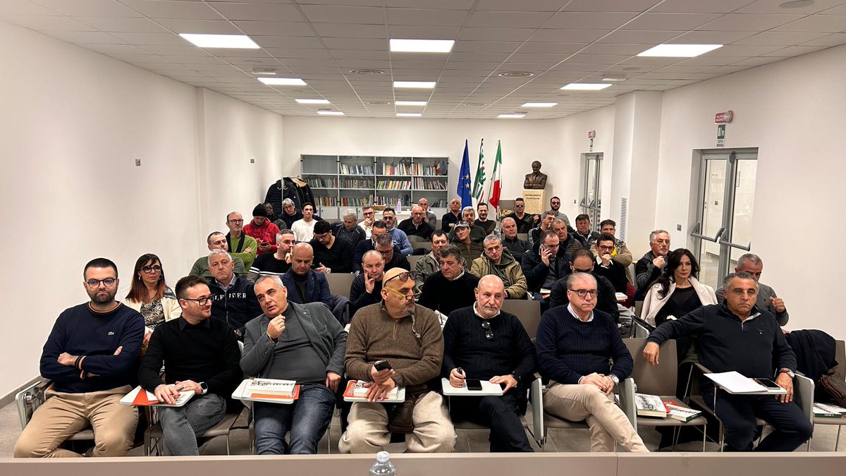 CISLAbruzzoMoli's tweet photo. Il Seg.Gen.Agg. #Cisl RiccardoGentile partecipa al ConsiglioGenerale #FilcaCisl "l'edilizia rappresenta un settore strategico per lo sviluppo,ma bisogna investire in salute e sicurezza per combattere questa piaga.Varata la Legge di Bilancio ci vuole una stagione di concertazione" https://t.co/1kDcdq5dZL