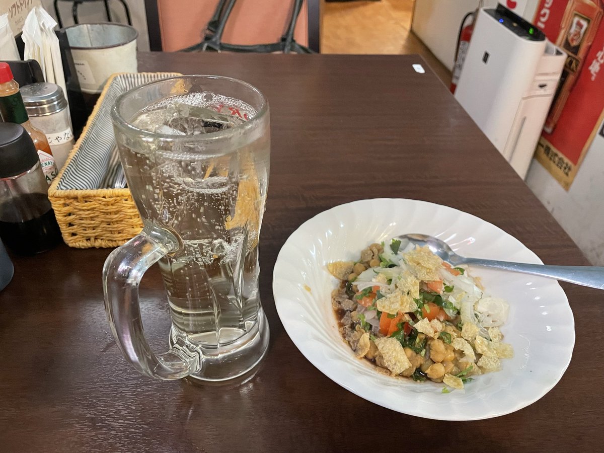 yokzsun's tweet photo. 金曜夜にバングラ人店主（ひかるさん）のセンベロ屋（ベンガルつまみ）へSOLO直帰🤣
@十条の商店街の雑居ビルの階段後のノスタルジック扉の先の80年代昭和歌謡曲のお店
https://t.co/U4YopAwSrt

♯ひかる屋 https://t.co/Rl3wyYrDO4
