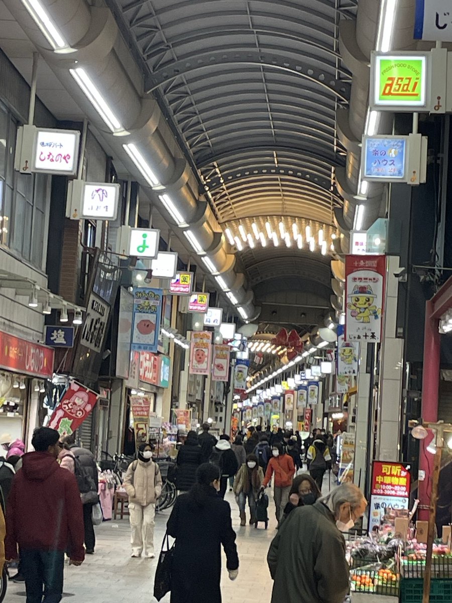 yokzsun's tweet photo. 金曜夜にバングラ人店主（ひかるさん）のセンベロ屋（ベンガルつまみ）へSOLO直帰🤣
@十条の商店街の雑居ビルの階段後のノスタルジック扉の先の80年代昭和歌謡曲のお店
https://t.co/U4YopAwSrt

♯ひかる屋 https://t.co/Rl3wyYrDO4