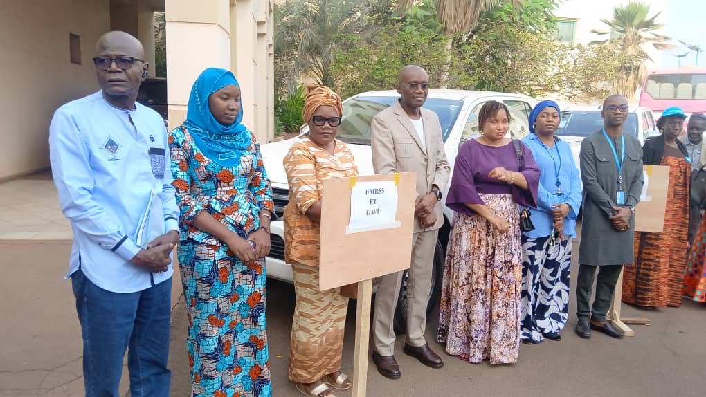 Umrss_Mali's tweet photo. 5/02/26 – Le Mali reçoit 39 véhicules (689,832,000 FCFA) pour renforcer la vaccination. Fosca Giulidori, @unicefmali : « Acteurs vitaux » ; Mme Médecin Colonel-Major Assa Badiallo Touré : « Vaccination = priorité nationale » #SantéPourTous #MSDSMali #Gavi #UNICEF_Mali #OMS_Mali https://t.co/aJQJ84UQ9G