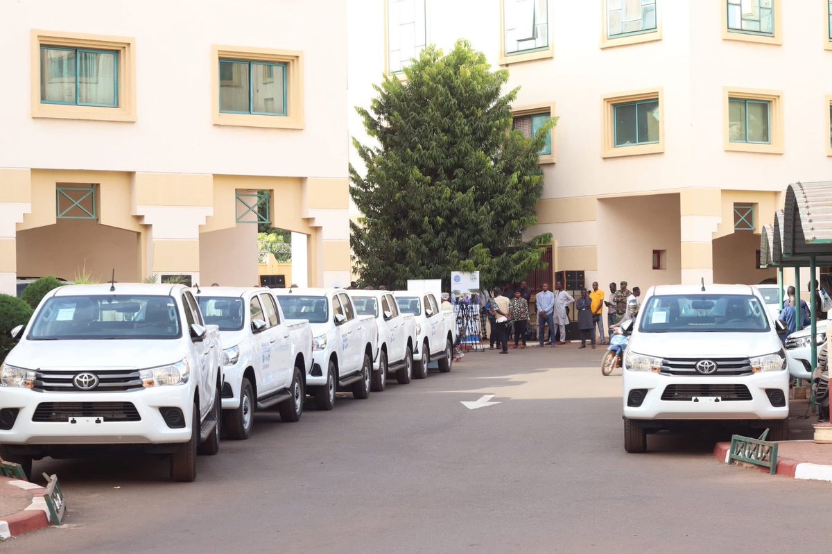 Umrss_Mali's tweet photo. 5/02/26 – Le Mali reçoit 39 véhicules (689,832,000 FCFA) pour renforcer la vaccination. Fosca Giulidori, @unicefmali : « Acteurs vitaux » ; Mme Médecin Colonel-Major Assa Badiallo Touré : « Vaccination = priorité nationale » #SantéPourTous #MSDSMali #Gavi #UNICEF_Mali #OMS_Mali https://t.co/aJQJ84UQ9G