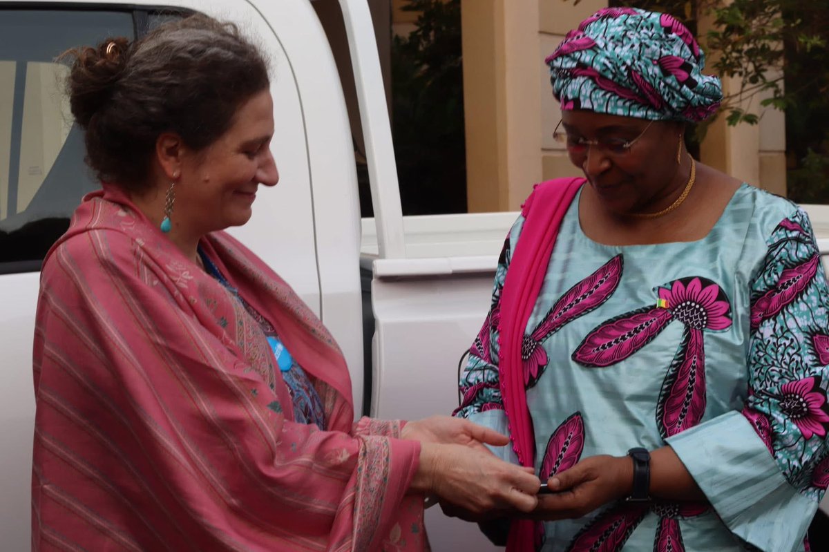 Umrss_Mali's tweet photo. 5/02/26 – Le Mali reçoit 39 véhicules (689,832,000 FCFA) pour renforcer la vaccination. Fosca Giulidori, @unicefmali : « Acteurs vitaux » ; Mme Médecin Colonel-Major Assa Badiallo Touré : « Vaccination = priorité nationale » #SantéPourTous #MSDSMali #Gavi #UNICEF_Mali #OMS_Mali https://t.co/aJQJ84UQ9G
