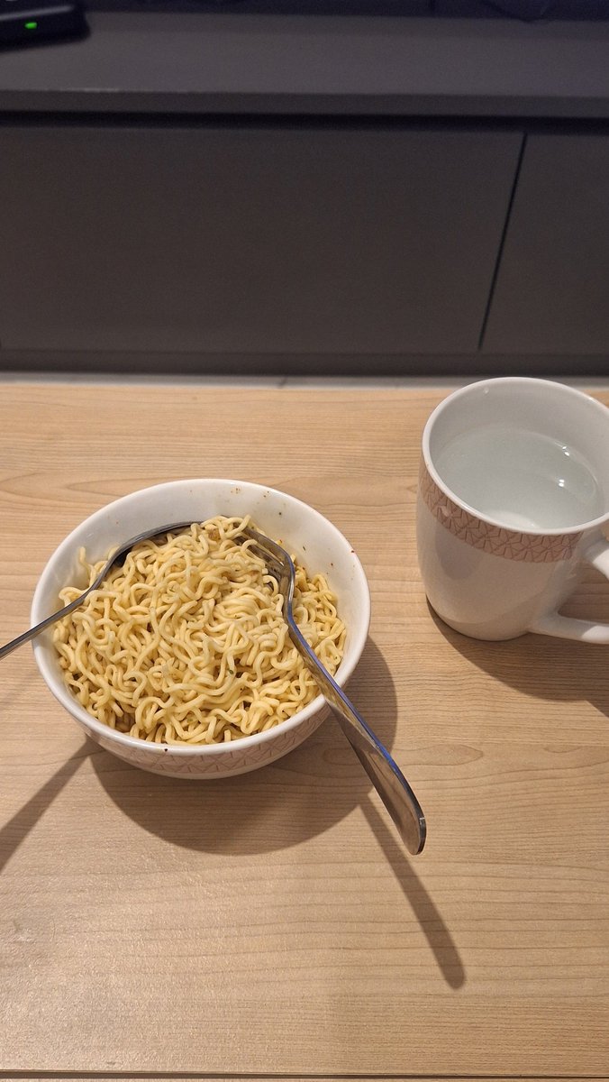 rameankebulan's tweet image. Baru kali ini nyoba resep indomie ayam bawang dicampur indomie goreng dan pake kuahnya dikit

Ternyata enak juga 🥰