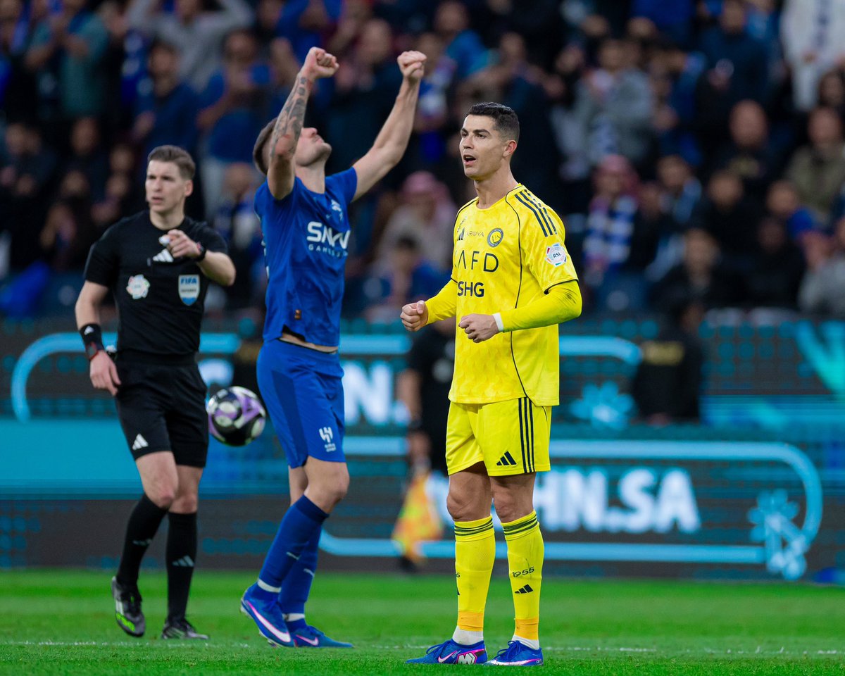 من يومين اشوف اخبار كثيرة عن سبب زعل رونالدو واحد يقول السبب صلاحيات سيميدو والثاني يقول الميركاتو الشتوي والثالث يقول عدالة المنافسة وحتى الان مافيه احد قال السبب الحقيقي 

القصة بكل بساطة رونالدو وصل للدوري السعودي وعنده اهداف كبيرة يرغب في تحقيقها مثل كسر رقم ميسي في عدد