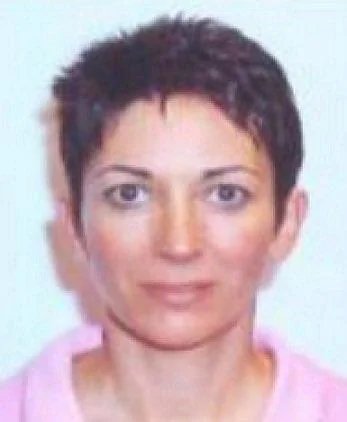 ThayzzySmith's tweet photo. Quando Madeleine McCann desapareceu, ela tinha apenas 3 anos de idade e estava no apartamento onde sua família estava hospedada na noite de 3 de maio de 2007, durante férias no resort Ocean Club, em Praia da Luz, Algarve, Portugal.

Observe a descrição da criança:

3 anos de idade.

Pele branca.

Cabelo: loiro.

Olhos: esverdeados.

Testemunhas afirmam ter visto algo naquele dia, dizendo que uma mulher teria raptado a criança. Este foi o retrato falado da suspeita de sequestro.
 
A imagem da direita é da mulher de Jeffrey Epstein, Ghislaine Epstein.👀👀

O caso permanece sem solução até hoje.