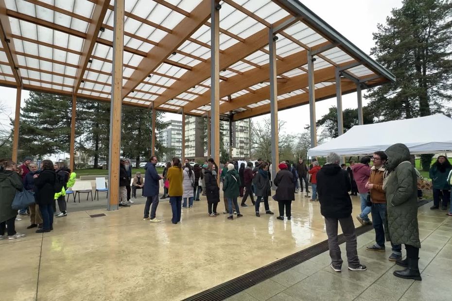 "Ici, c'est un peu comme une deuxième famille", patients et soignants mobilisés contre la menace de fermeture de leur centre de santé dlvr.it/TQp2zG