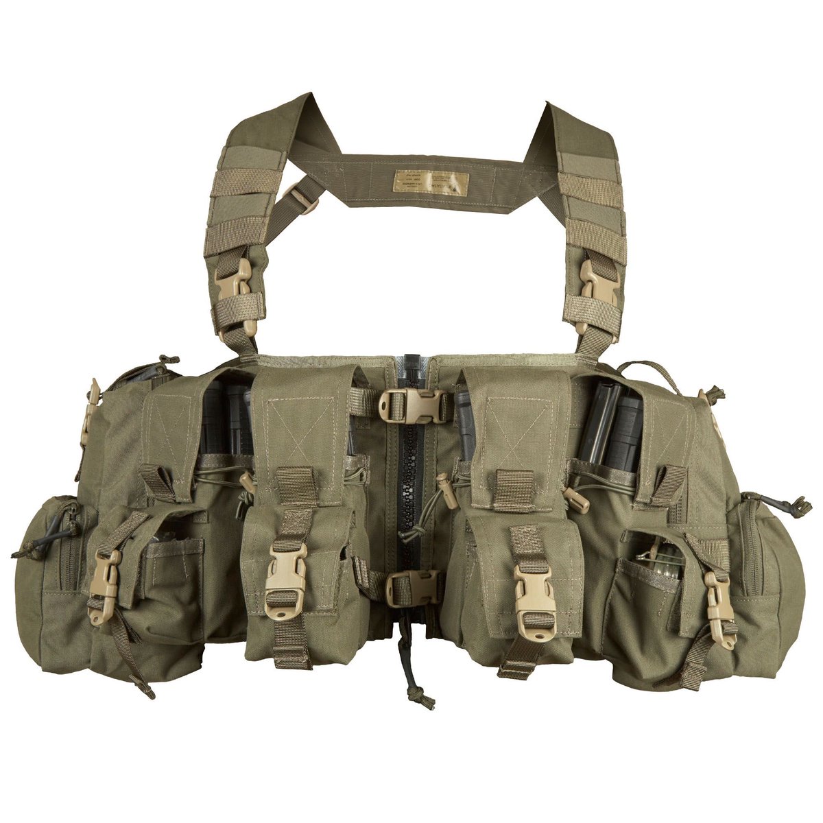 Platatac VM-RIG CAF Mod

savanna.thebase.in/items/82170054

Platatacがカナダ軍向けに製造したカスタムモデルです。

フロントスプリット構造を採用し、アーマーや防寒具を着用していても脱ぎ着がしやすくなっています。

マグポーチ部は最大8本の5.56mmマガジン、または4本のAK /