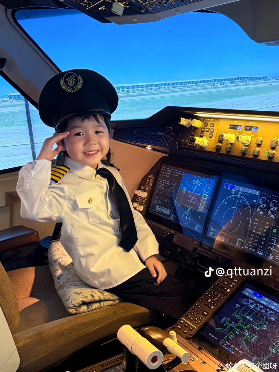 pwettykyoong's tweet photo. twantwan and his papa🧑🏻‍✈️ where is his dad? https://t.co/QBeKHMg8PD
