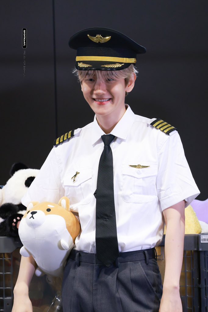 pwettykyoong's tweet photo. twantwan and his papa🧑🏻‍✈️ where is his dad? https://t.co/QBeKHMg8PD