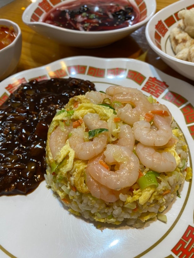 whyblueloves's tweet image. 중국집 새우볶음밥 시켰는데 
이런 튼실 새우면 감동받아서 눈물남