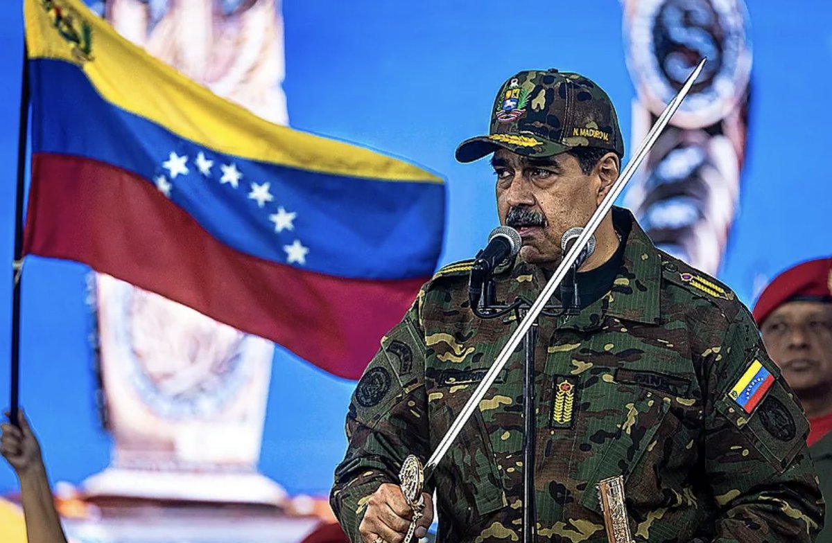 Más allá del destino de ambos y de la connotación de las fotos, las reliquias históricas, se agarran con guantes. Pocas concentran tanto simbolismo como el sable corvo de de San Martín que se conserva en Argentina y la Espada de Lima de Bolívar en Venezuela. #patrimonio