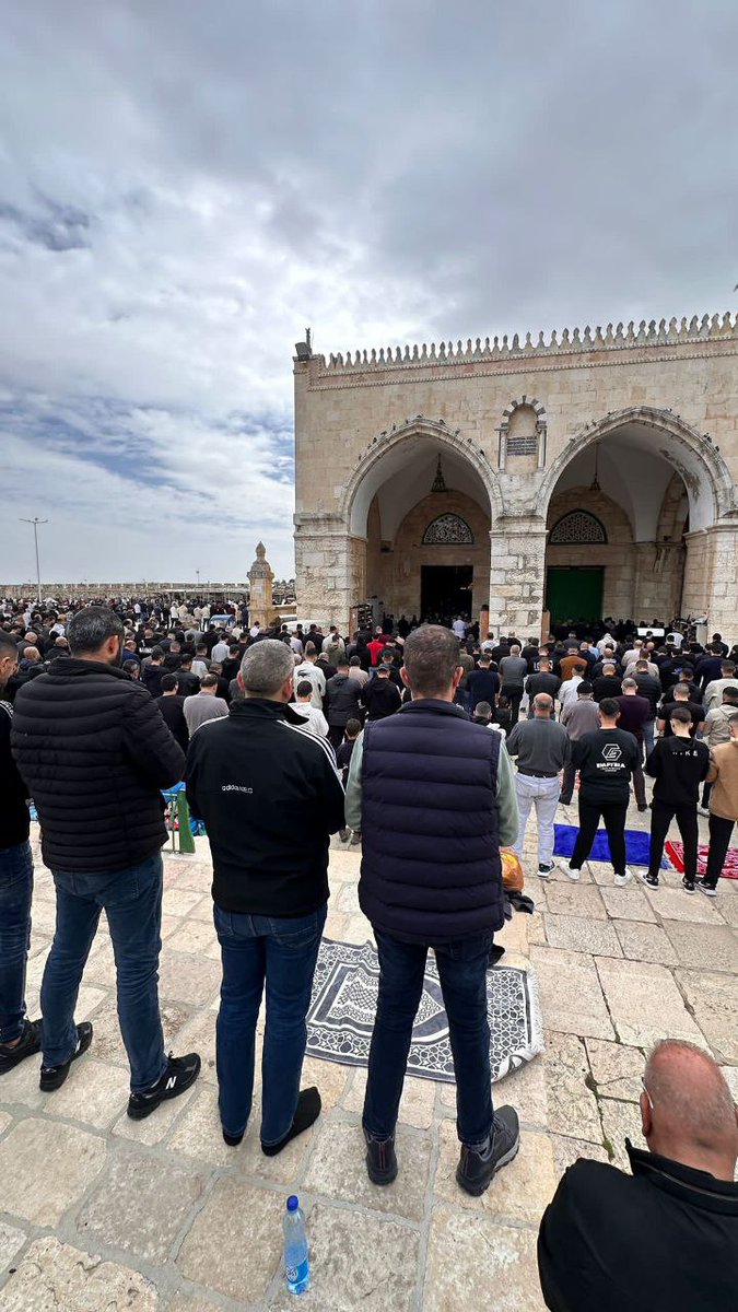 WeekPAL's tweet photo. عشرات آلاف المصلين أدوا صلاة الجمعة في المسجد الأقصى المبارك رغم إجراءات الاحتلال المشددة ومنع الكثر من الأهالي من الدخول للصلاة.

اللهم ارزقنا صلاة في المسجد الأقصى المبارك، في أمنٍ وعزٍّ وحريةٍ، يا ربَّ العالمين.

#أسبوع_القدس
#AlqudsWeek
#KudüsHaftas https://t.co/YJ53KXnwEJ