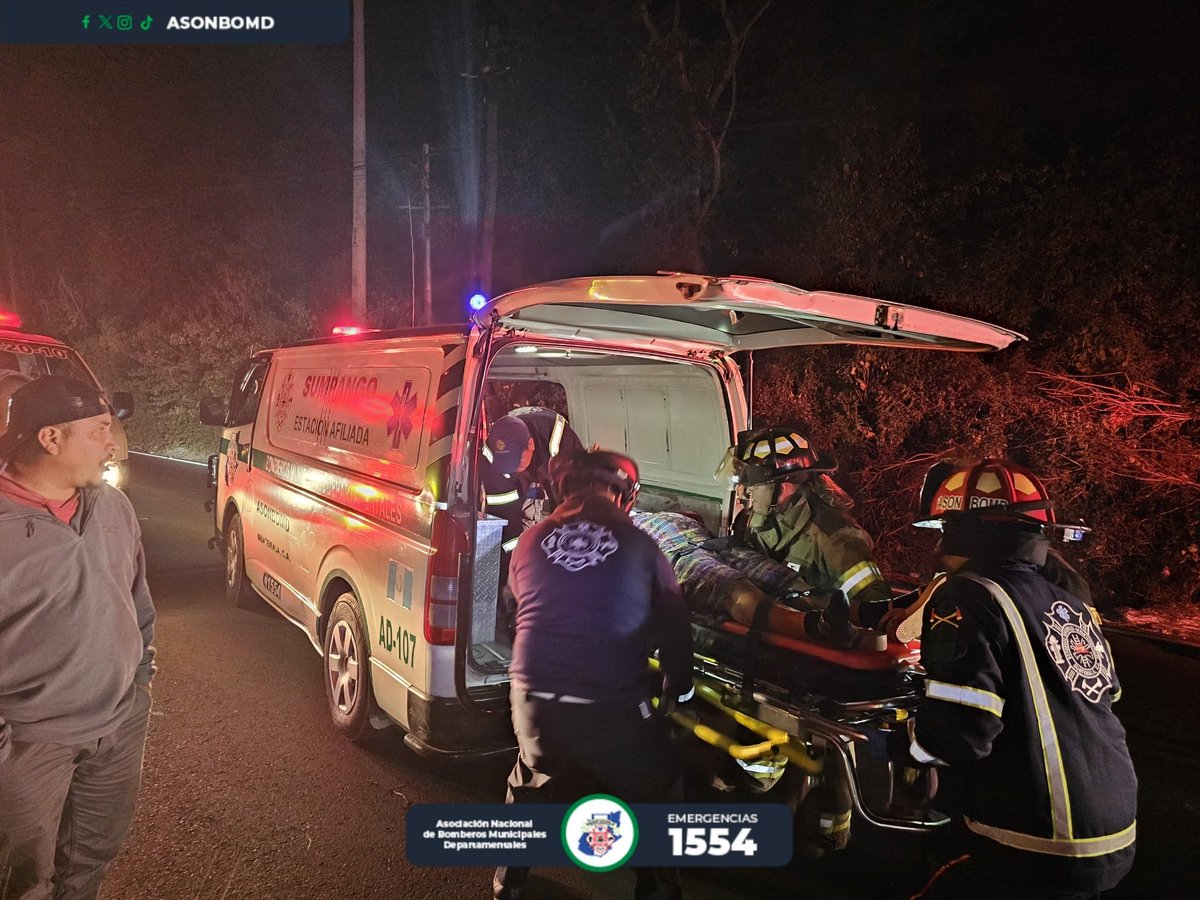 vichoguate's tweet photo. Vehículo liviano colisionó con plataforma de tráiler en kilómetro 37 de Ruta Interamericana. 

Bomberos Departamentales trasladaron a 3 pacientes, uno de los cuales había quedado atrapado en la estructura del vehículo. https://t.co/6kNEmKBpWp