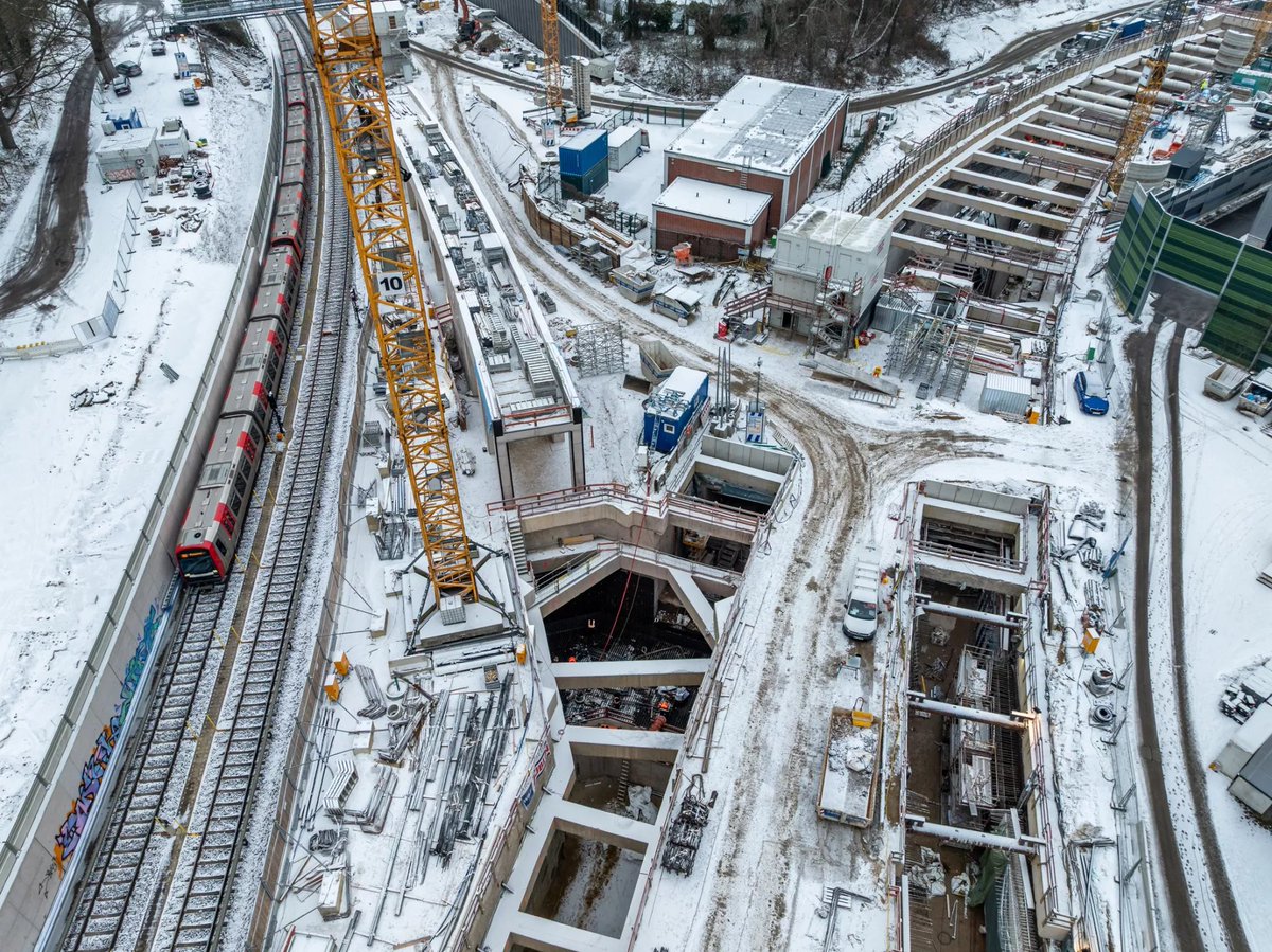 U1 küsst U5!💕An der U Sengelmannstraße werden sich die Linien erstmals treffen. Das Ziel: Ein bequemer Umstieg am selben Bahnsteig. Um das möglich zu machen, baut das U5-Team gerade am Kreuzungsbauwerk. Damit kann die U5 unter der U1 entlangführen &amp; so am perfekten Gleis halten.