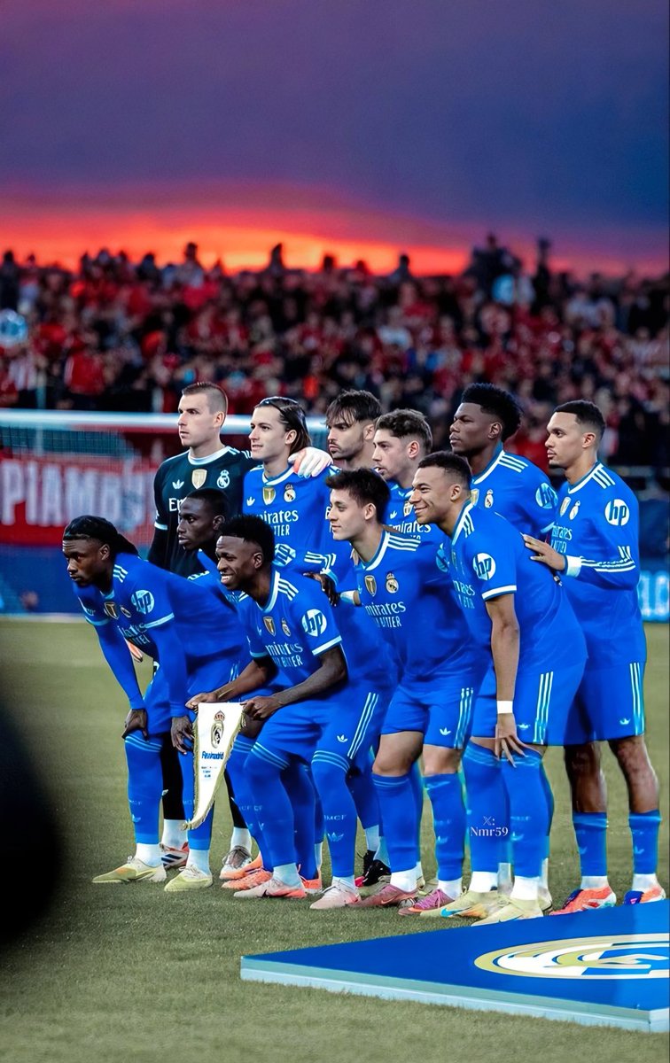 🇪🇸| Cette équipe du Real Madrid est peut-être la plus SURCOTÉ du Real Madrid 21ème siècle ?! 😬

Est-ce qu’on (moi le premier) aurait pas tout simplement vu ces joueurs plus beaux qu’ils ne le sont vraiment ? 

- Tchouameni, longtemps apprécié pour l’équilibre qu’il apporte mais