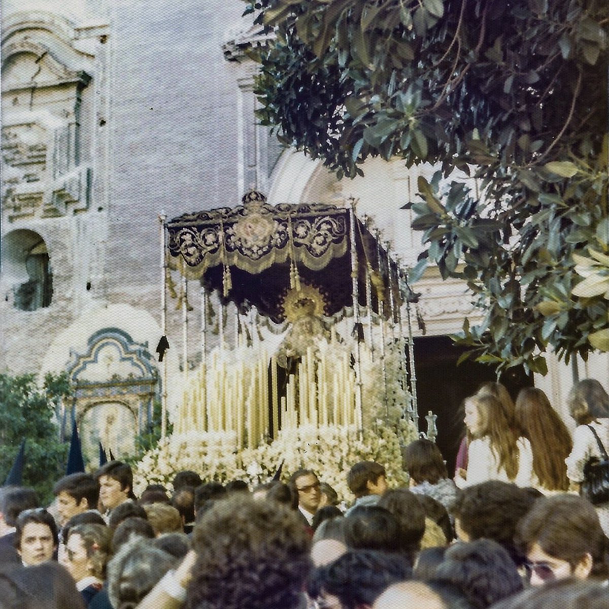 🟣 Actualidad | La @hdadestrella saldrá desde San Jacinto este Domingo de Ramos, conmemorando la estación de penitencia de 1976, donde la cofradía se recogió en su Capilla recién estrenada.

#50AñosCapillaEstrella #DomingodeRamos #TDSCofrade