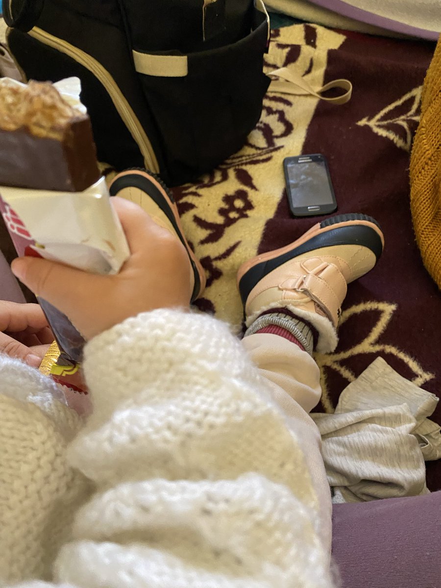 _ebrucobann's tweet photo. Hiç tanımadığımız insanlarla ekmeğimizi bölüştük.
Korkudan evlerimize çıkamayıp camide kaldık, bir battaniyenin altında kaç kişi uyuduk.

Fotoğrafın dili olsa da konuşsa ..
6 şubat 2023/Diyarbakır https://t.co/ao1ggurPHh