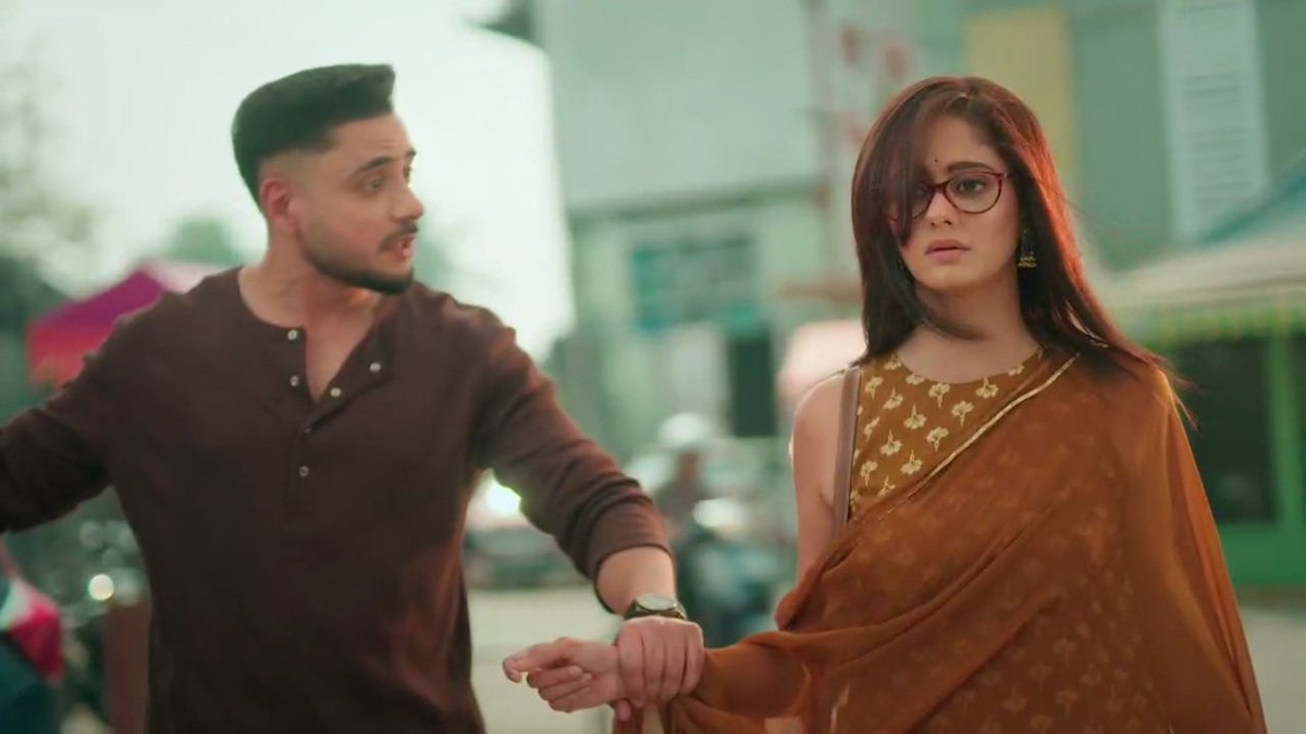 Their hands touched… the world disappeared ❤️
#AyeshaSingh #AdnanKhan #mannat #ManVik