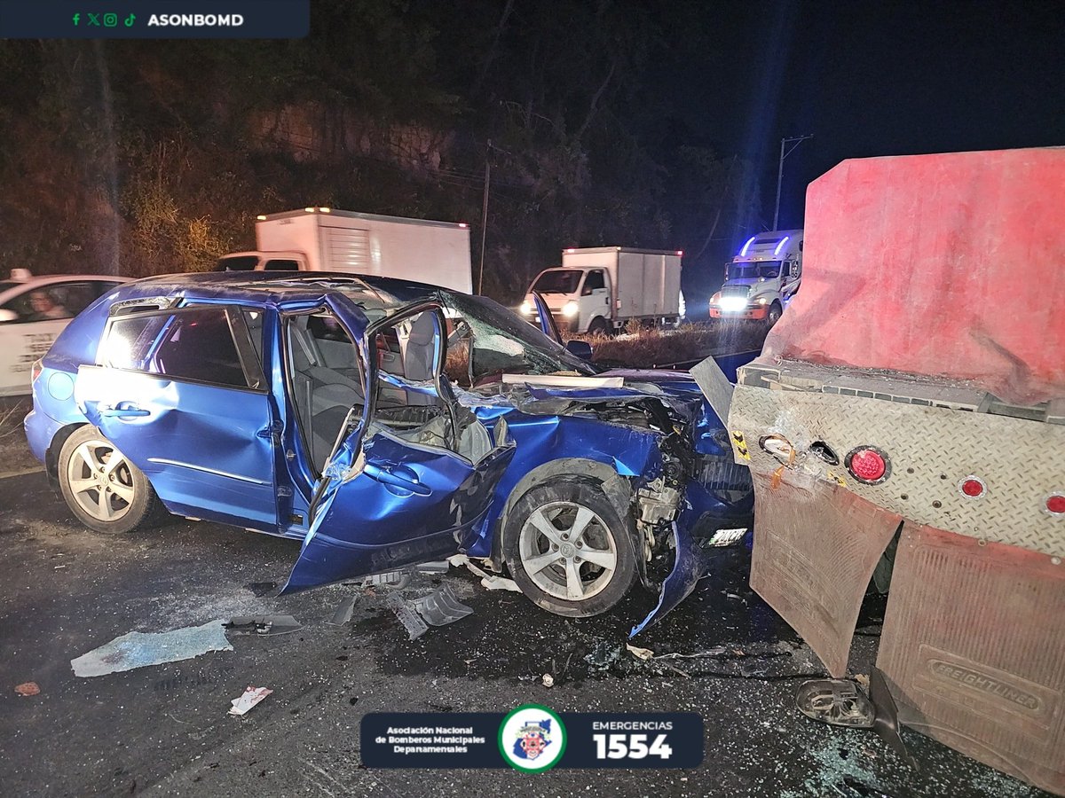 vichoguate's tweet photo. Vehículo liviano colisionó con plataforma de tráiler en kilómetro 37 de Ruta Interamericana. 

Bomberos Departamentales trasladaron a 3 pacientes, uno de los cuales había quedado atrapado en la estructura del vehículo. https://t.co/6kNEmKBpWp