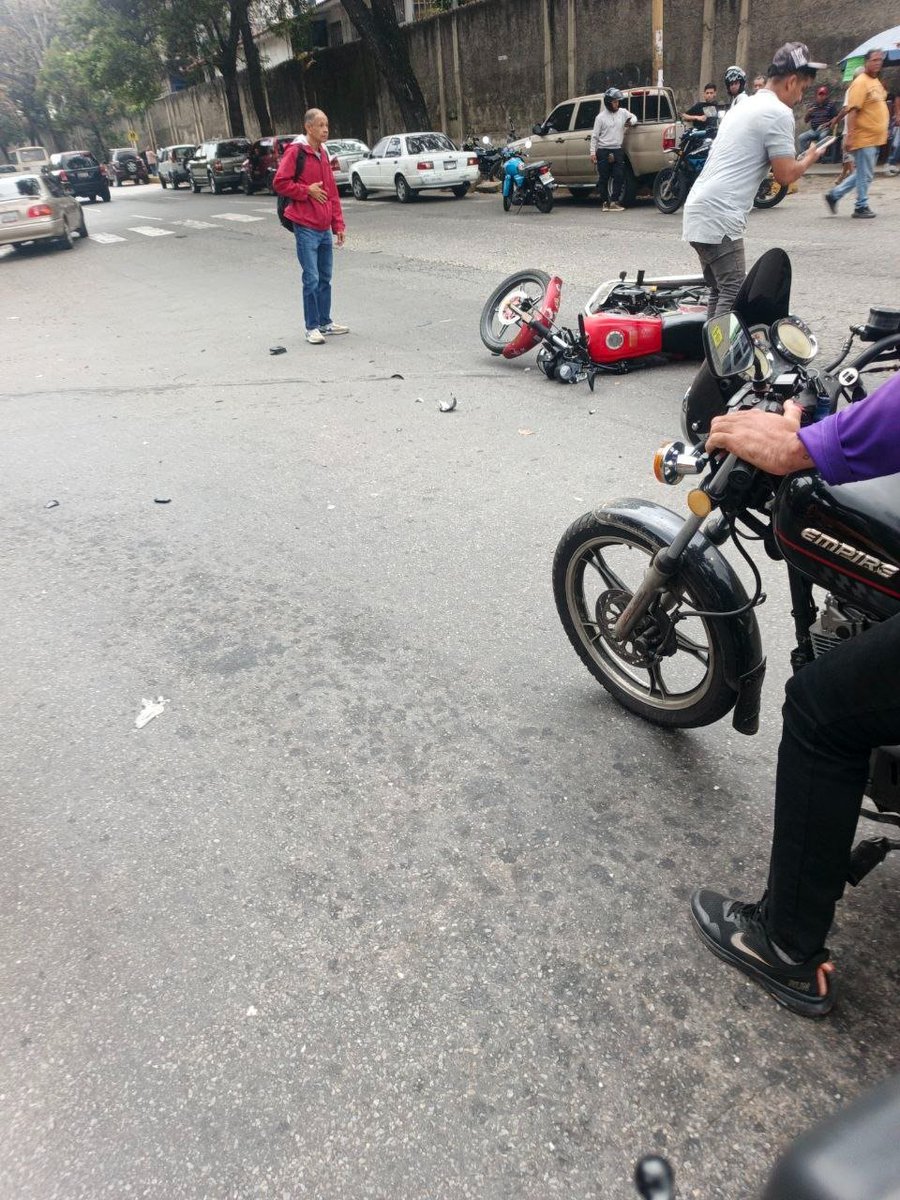 PqElParaisoCcs's tweet photo. Accidente Vial
Via ✍️ @Luishapp03: #Caracas #5Feb 8: 09 a.m. "Accidente de motorizado frente al Estadio Brígido Iriarte, en El Paraíso. Un lesionado. Circule con precaución por la zona"
#Caracas #Ccs #ElParaiso #Reporte #AccidenteVial #Motorizado

📷 Cortesía @Luishapp03 ⤵️ https://t.co/J2hHbArwx2