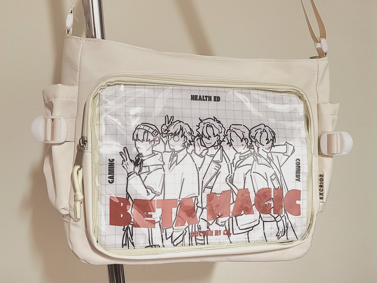 > 買了可以放娃的包但豹邁還沒來
> 臨時需要用到這個側背包
> 翻找有什麼東西可以先暫時塞進去
> 看到BB的萬家箱文件袋
> 放進去
> 適合到開始思考是否要讓它永遠保持這樣🫨 ⬅️ Now