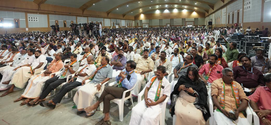 MSangeethCLT's tweet photo. എന്റെ ബൂത്ത്, എന്റെ അഭിമാനം- വികസിത കേരള സംഗമം'

എറണാകുളം, ആലപ്പുഴ റെവന്യൂ ജില്ലകളിലെ ബൂത്ത് അധ്യക്ഷന്മാരുടെ സംഗമത്തെ ബിജെപി ദേശീയ അധ്യക്ഷൻ ശ്രീ നിതിൻ നബീൻ ജി അഭിസംബോധന ചെയ്ത് സംസാരിക്കുന്നു.
@NitinNabin
@BJP4Keralam
#VikasitaKeralam 
#msangeethoffical https://t.co/1BCpvn5hs0