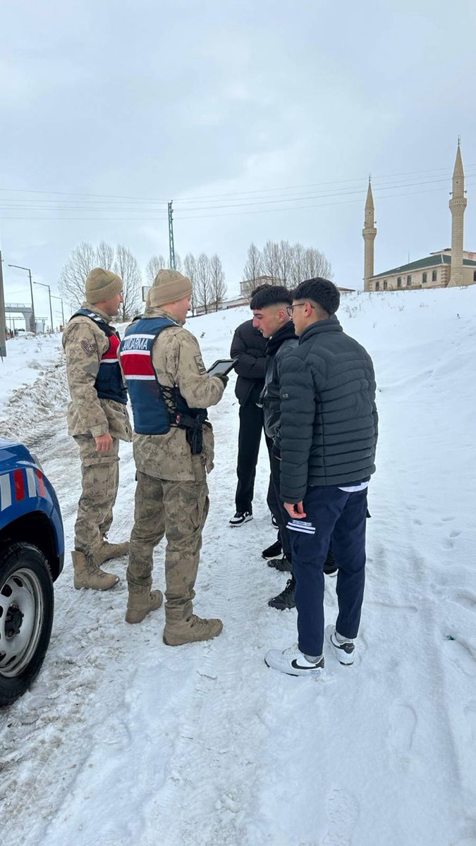 ArdahanJandarma's tweet photo. Kapı Kapı Jandarma Projesi kapsamında; bankacılık ödeme sistemlerinde dolandırıcılık ve hayvan hırsızlıklarına karşı kamera takılması konularında vatandaşlarımızı bilgilendirmeye devam ediyoruz .
#Jandarma
#Jandarmaasayiş
#Ardahan
#Çıldır
#Göle
#Posof https://t.co/Y4bM72mZE2