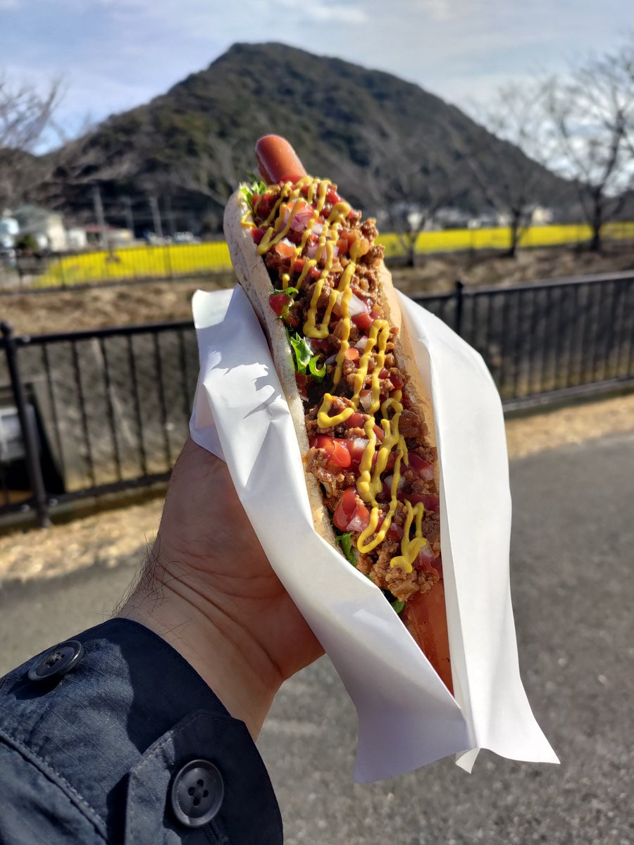 帆柱ドッグ”を君は食べたか！？ パンの全長25cm！ 七不思議にちなんだ