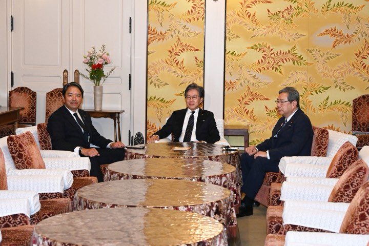 lchxx5's tweet photo. 何でそんな不自然に左側だけ切り取るんですかねー
維新さんも一緒に協議し��じゃないですか笑 https://t.co/i0P5Qh09yQ